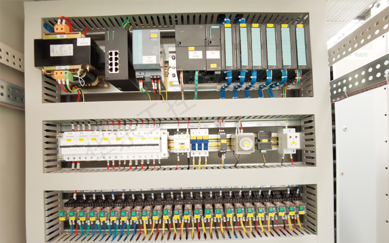 控制柜內(nèi)部細節(jié)