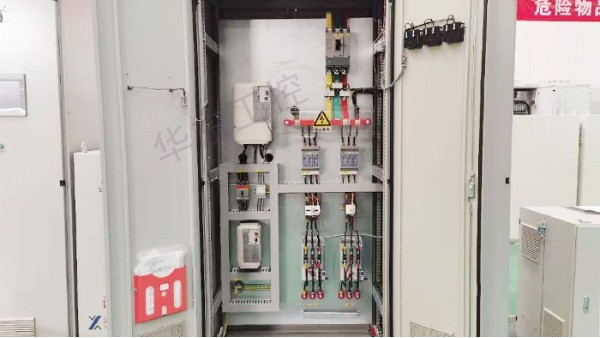 電氣控制柜內部